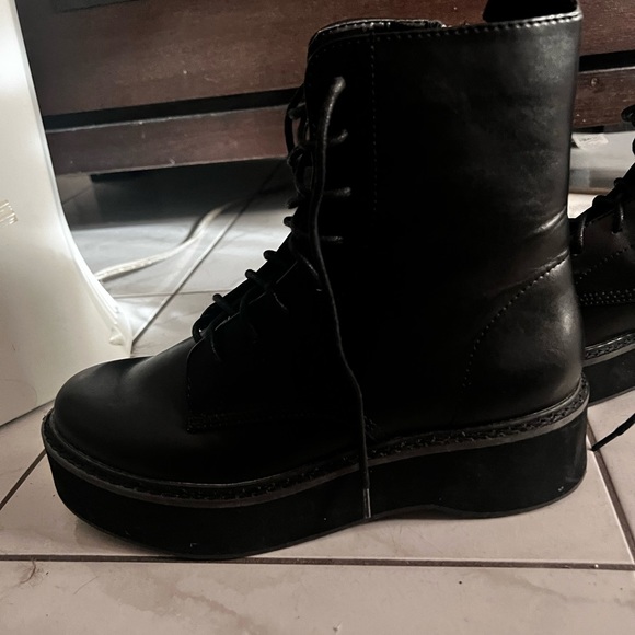 NWOT UO Urban Outfitters ‘Gemma’ Utility Combat Boot Size 9 - Picture 7 of 8